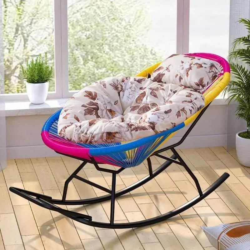 Chaise à bascule rotin moderne